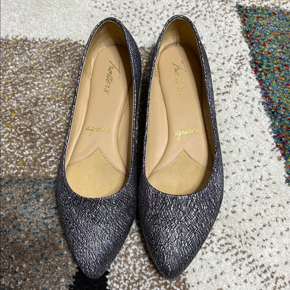 Like New Trotters Estee Meta Signature Genuine Leather flats